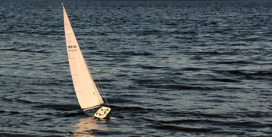 sailboat-g2b725f6a2_1920.jpg